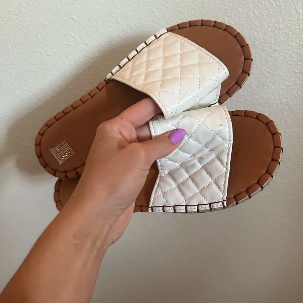 Super comfortable sandals- wore one time for a phot shoot.